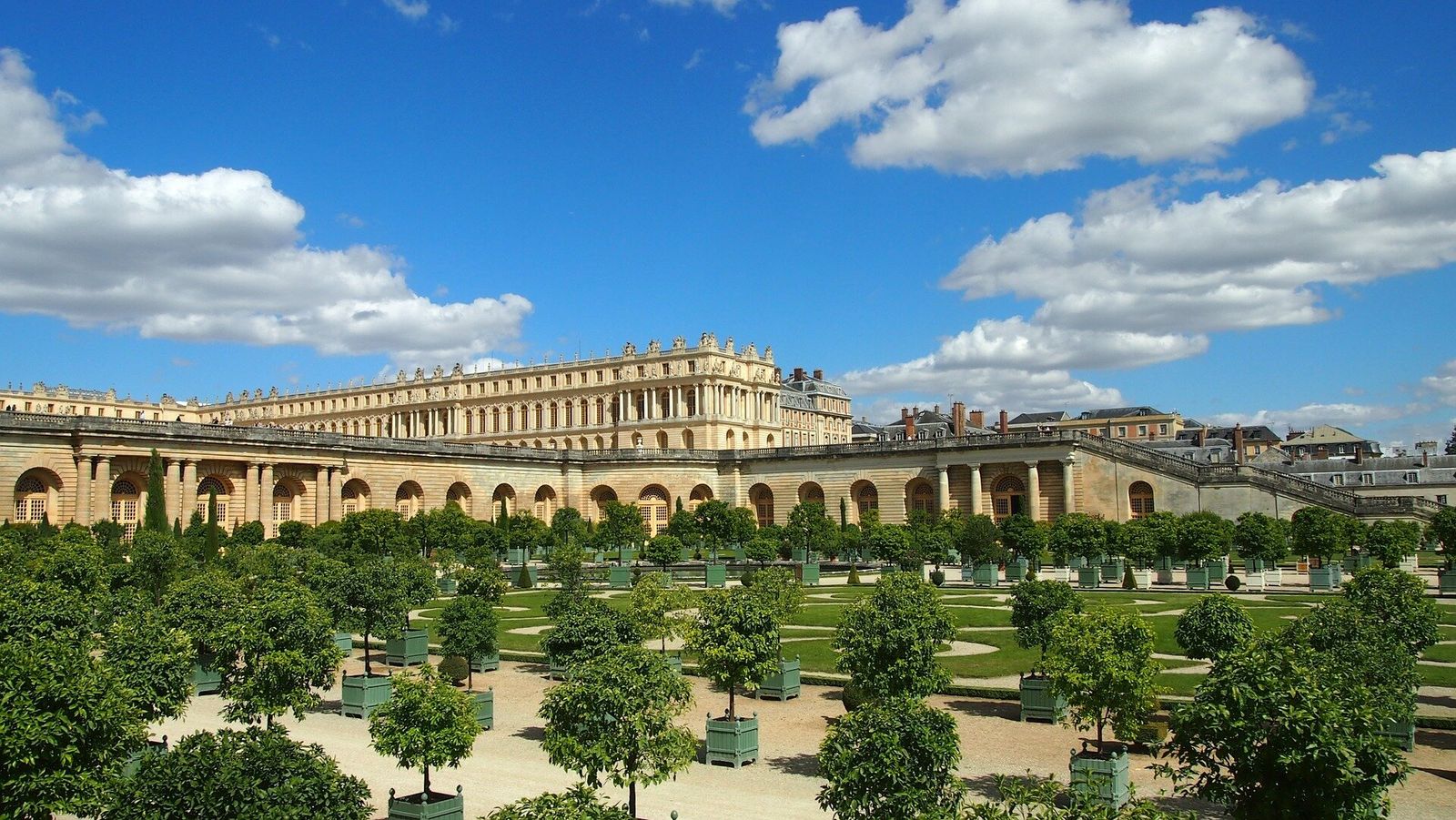Car hire in \nVersailles